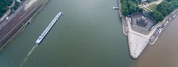Luftbild eines Binnentankschiffs am Rhein und des Deutschen Ecks mit dem Mahnmal der Deutschen Einheit