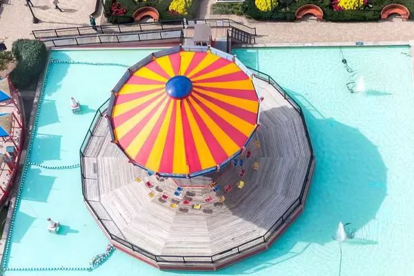 Luftbild eines bunten Kettenkarussells in einem Wasserbecken am Navy Pier