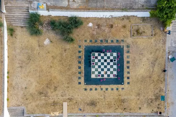 Luftbild eines großen Dame Brettspiels im Sand, am Strand Ligoneri auf Spetses, Griechenland