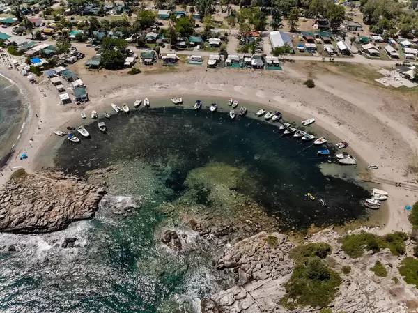 Luftbild eines kleinen, natürlichen Bootshafens