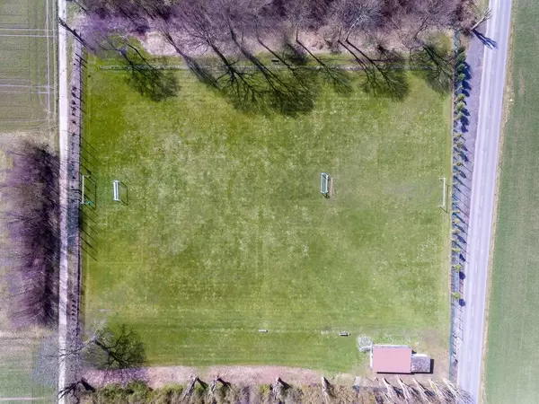 Luftbild eines ländlichen Fußballfelds in Hemmerich