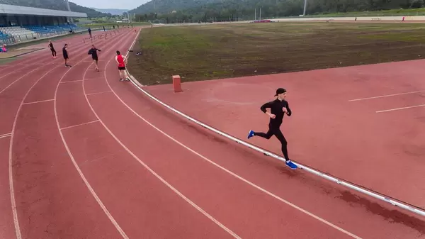 Luftbild eines Läufers - ASICS Trainingscamp auf Mallorca