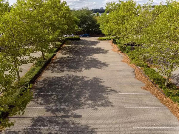 Luftbild eines Parkplatzes mit Bäumen