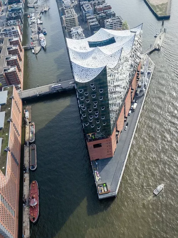Luftbild: Elbphilharmonie und Sandtorhafen