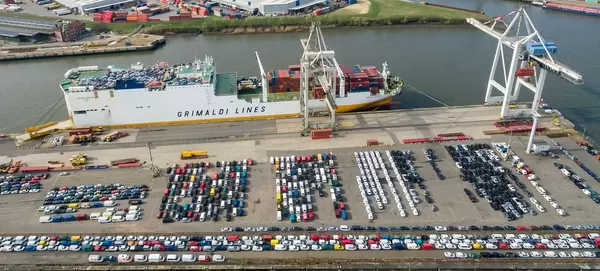 Luftbild: Grimaldi Lines und neue Autos