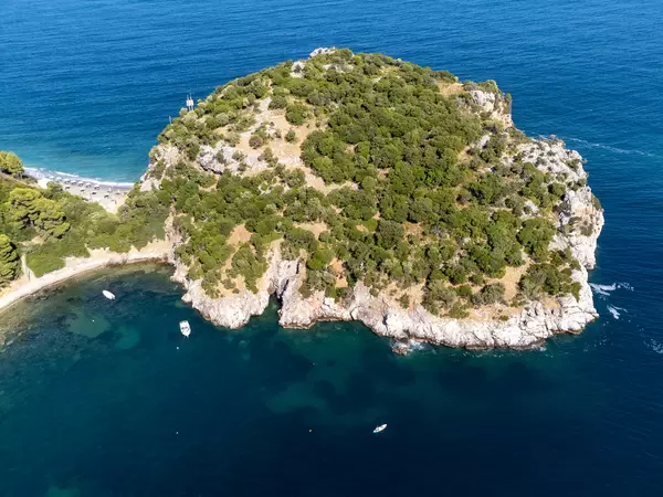 Luftbild: Halbinsel und archäologische Stätte zwischen den Stränden Velanio und Stafylos auf Skopelos