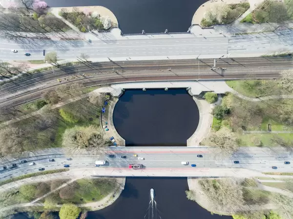 Luftbild: Kennedybrücke in Hamburg zwischen Binnen- und Außenalster