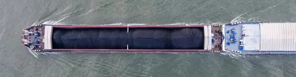 Luftbild: Kohleschiff auf dem Rhein