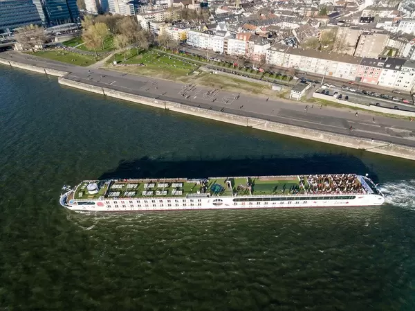 Luftbild: Kreuzfahrtschiff Arosa legt in Köln-Deutz ab