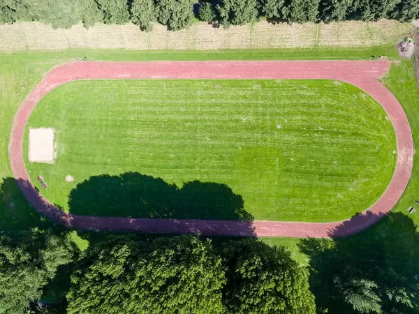Luftbild: Laufbahn aus roter Asche