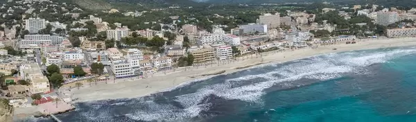 Luftbild Panorama des Strandes in Peguera, Mallorca