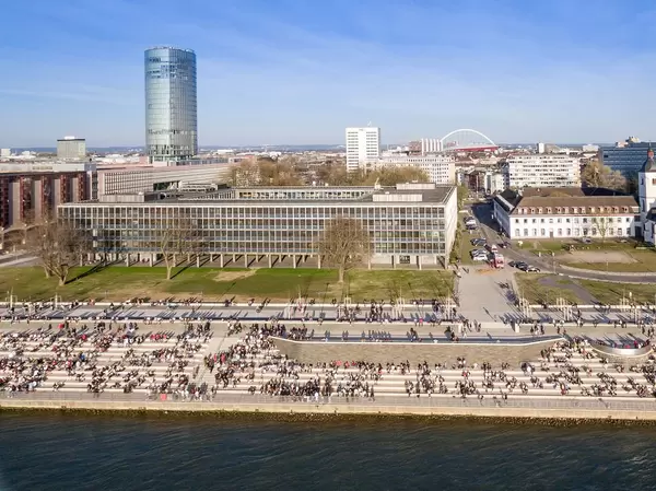 Luftbild: Rheinboulevard Köln mit Kölntriangle und Lanxess-Arena