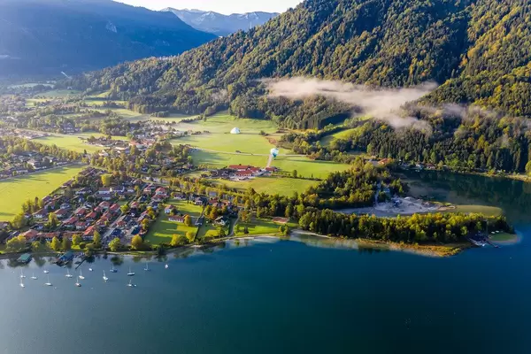 Luftbild Rottach-Egerns am Tegernsee im Herbstlicht mit zwei Luftballons am Fuß des Wallbergs