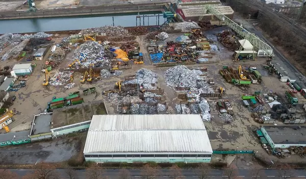 Luftbild: Schrottplatz mit verschiedenen Rohstoffen