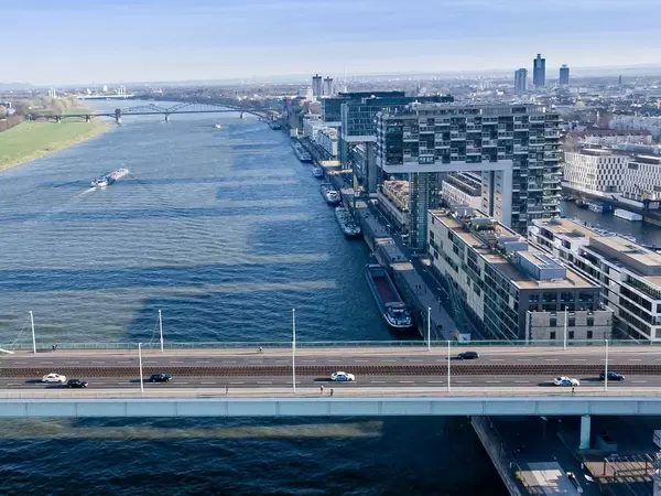 Luftbild: Severinsbrücke mit den Kranhäusern