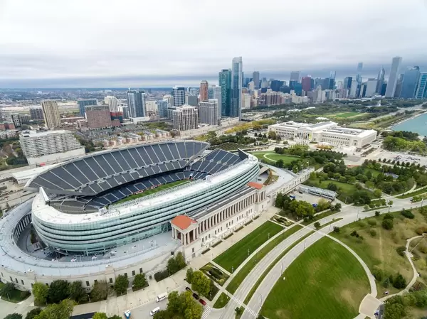 Luftbild: Soldier Field, Museum Campus, The Field Museum, Skyline von Chicago