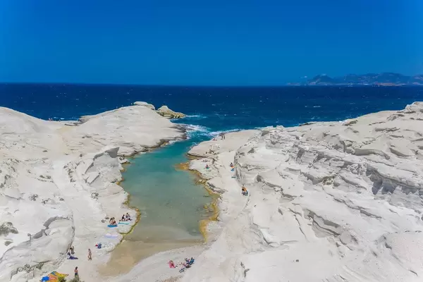 Luftbild. Touristen am Strand in Sarakiniko, Milos: gut besuchte, aber nicht überfüllte Insel