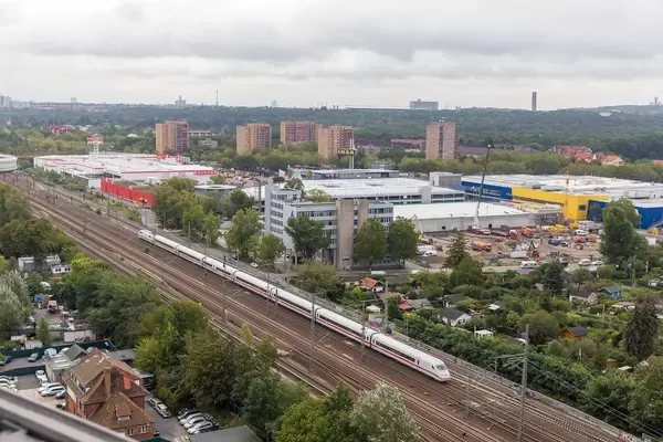 Luftbild über die Zuggleise mit fahrendem ICE, Bauhaus und Ikea Spandau - Berlin