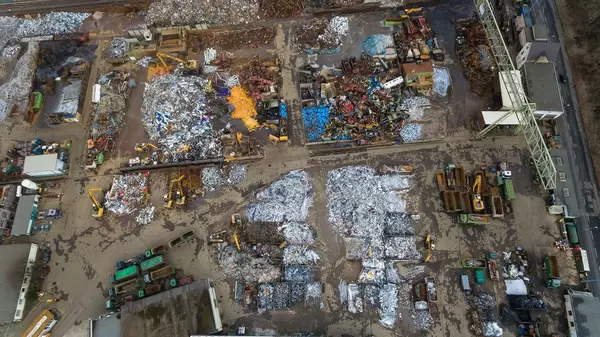 Luftbild: Verschiedene Rohstoffe auf einem Schrottplatz