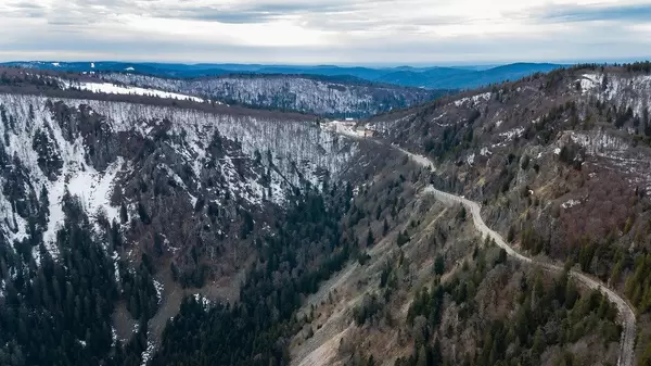 Luftbild vom Felsenweg in den Südvogesen. Col de la Schlucht