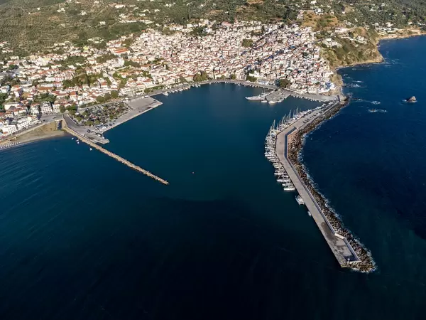 Luftbild vom Hafen Skopelos in Skopelos Stadt im Norden der griechischen Insel