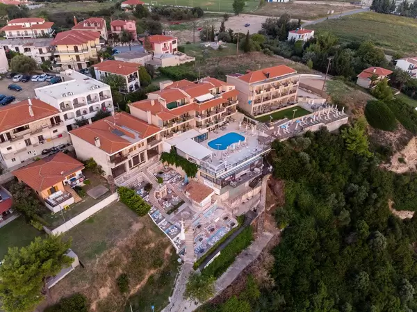 Luftbild vom Hotel Tilemahos and Anneta in Afitos