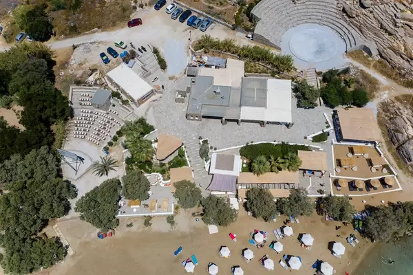 Luftbild vom Paros Park und  Paros Ai Giannis Dettis Umwelt- und Kulturpark, mit Amphieteather und Urlaubern am Sandstrand Monastiri, Griechenland