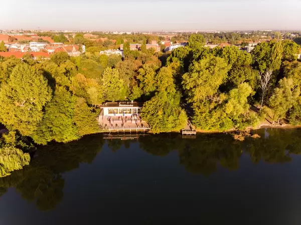 Luftbild vom Restaurant Milchhäuschen am Weißen See