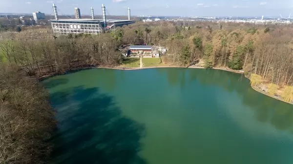 Luftbild vom See Adenauer Weiher,  RheinEnergieStadion im Hintergrund