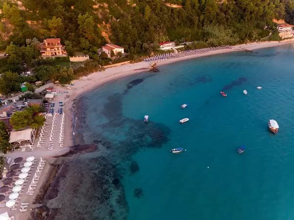 Luftbild vom Strand in Afitos bei Sonnenuntergang