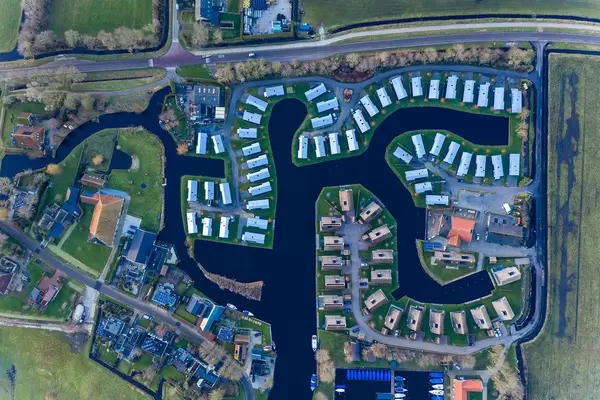 Luftbild von Ferienhäusern am Wasser in Goingarijp, Niederlande