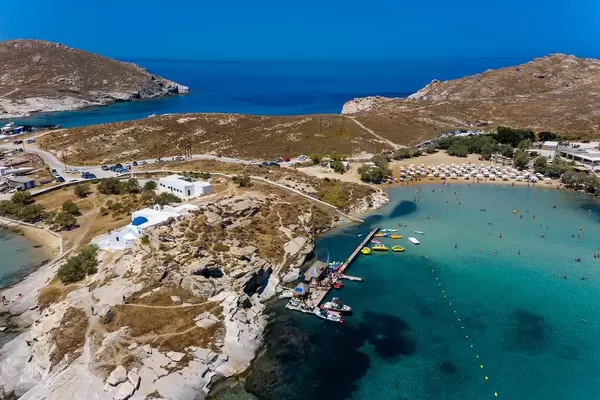Luftbild von Kolimpithres, Kloster Agios Ioannis Detis, Monastiri-Strand und dem blauen Mittelmeer vor der Urlaubsinsel Paros, Griechenland