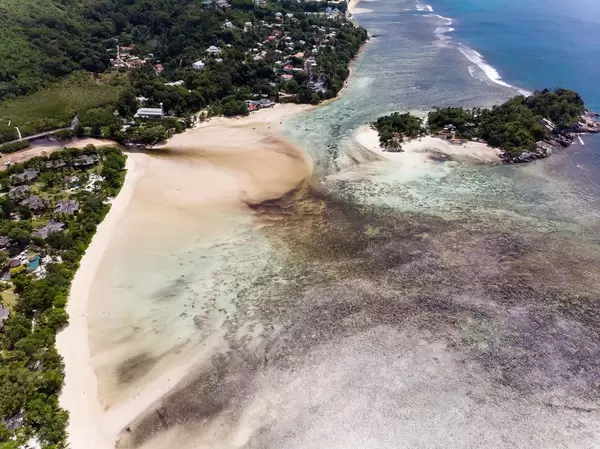 Luftbild von Mahé und der naheliegenden Granitinsel L'Islette im Indischen Ozean