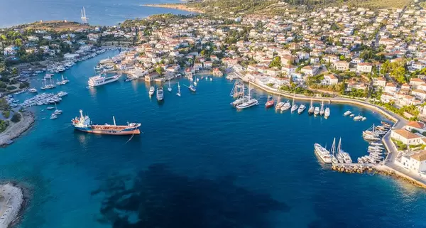 Luftbild von Segelbooten und Frachter im Hafen der bewohnten Insel Spetses, Griechenland, im Myrtoischen Meer