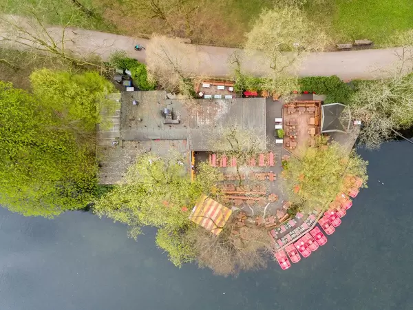 Luftbild von Tretbooten am Teich im Park Volksgarten in Köln