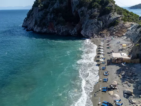Luftbild von Velanio Strand mit silbernem Sand und felsigem Vorgebirge auf der Insel Skopelos