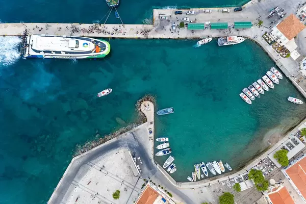 Luftbild von Wassertaxis zum Inselhopping, in einer kleinen Bucht vor Spetses, Griechenland