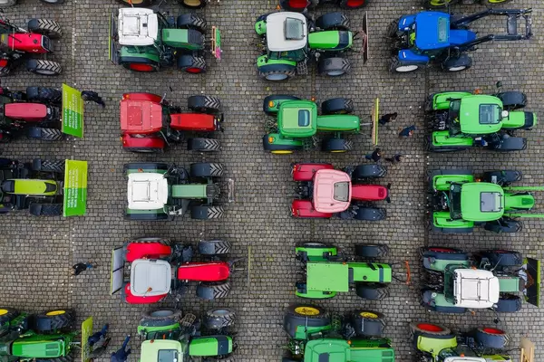 Luftbild zeigt Bauern beim Protest mit Traktoren-Konvoi in Dortmund