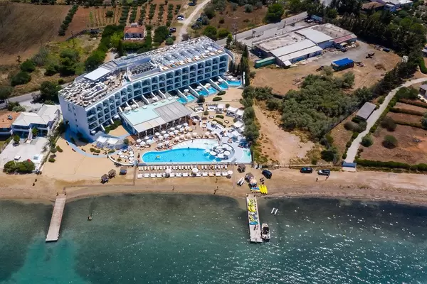 Luftbild zeigt Bootsstege vor dem griechischen Luxushotel Nikki Beach Resort & Spa in Porto Heli, mit Wassersportgeräten und Touristen am Strand