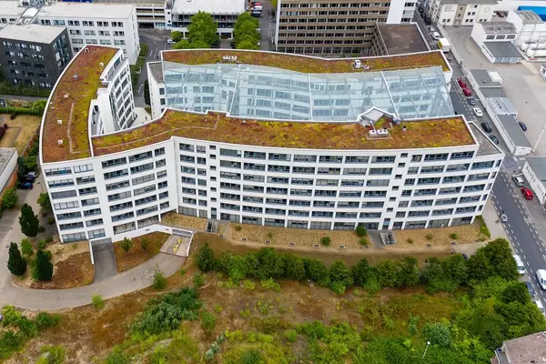 Luftbild zeigt das Bundesverwaltungsamt Köln in der Eupener Straße, mit großem Glasdach und begrüntem Flachdach