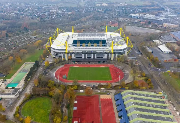 Luftbild zeigt das BVB-Stadion Dortmund Signal Iduna Park in der Innenstadt von Dortmund, mit Sportplatz und Fußballfeld