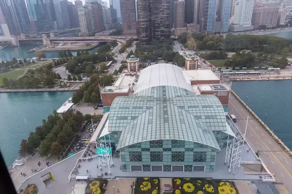 Luftbild zeigt das Crystal Garden Glasgebäude am Navy Pier, mit Blick auf Near North Side in Chicago