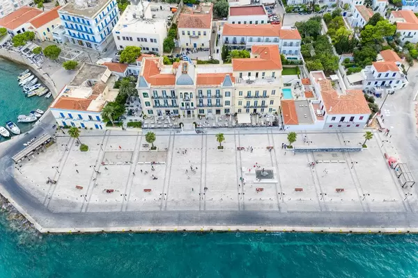 Luftbild zeigt das Luxushotel mit Meerblick "Poseidonion Grand Hotel" als Wahrzeichen der griechischen Insel Spetses