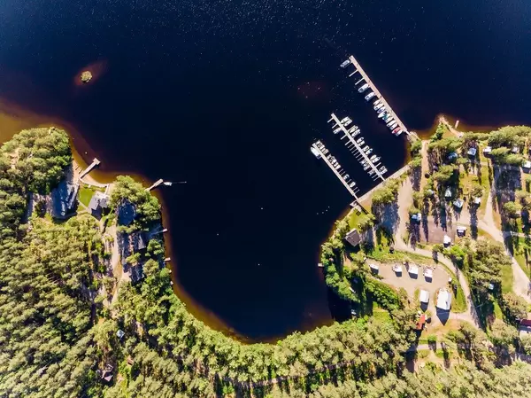 Luftbild zeigt das Waldgebiet am Ufer des Päijänne-See mit dem Hafen und Erholungsgebiet von Padasjoki