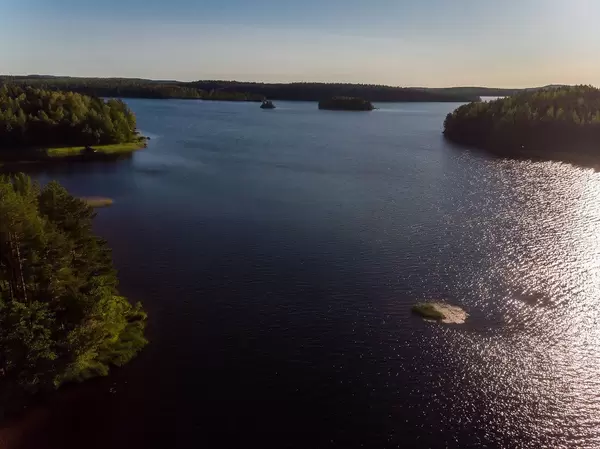 Luftbild zeigt den Päijänne-See bei Abenddämmerung, Finnlands tiefster See, zwischen Asikkala und Jyväskylä