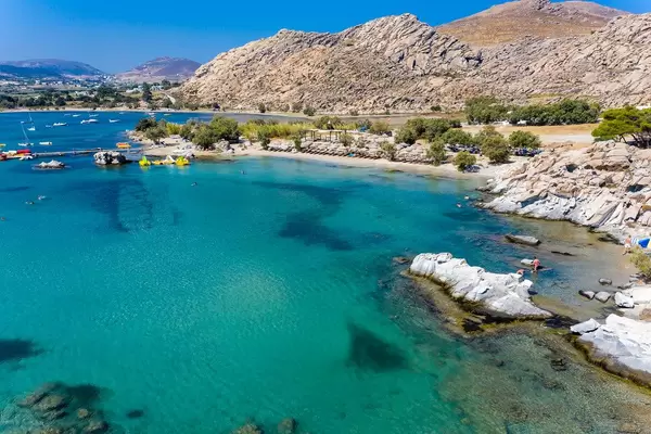 Luftbild zeigt die Felsenküste und den Strandabschnitt von Kolimbithres auf Paros in der Ägäis