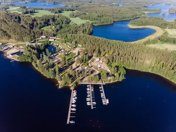 Luftbild zeigt die Seenlandschaft im Süden Finnlands, mit dem Yachthafen vor der Gemeinde Padasjoki und dem Naturschutzgebiet Paijänne, nahe Hämeenlinna und Lahti