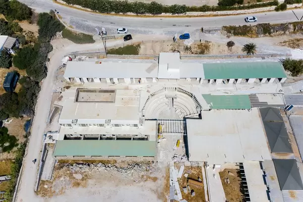Luftbild zeigt eine Baustelle an der Küste von Naoussa auf Paros, Griechenland