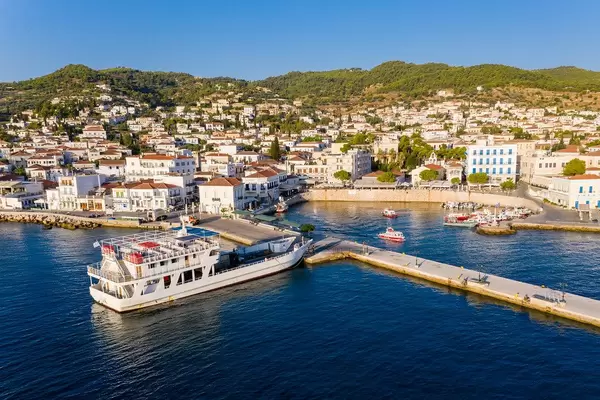 Luftbild zeigt eine Fähre mit Touristen beim Anlegen im Hafen von Spetses im Argolischen Golf, vor der Küste des Peloponnes, Griechenland