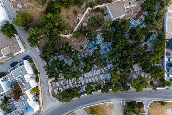 Luftbild zeigt einen Friedhof in Griechenland, mit Gruft und überirdisch-aufgebahrten Särgen, in Naoussa, Paros